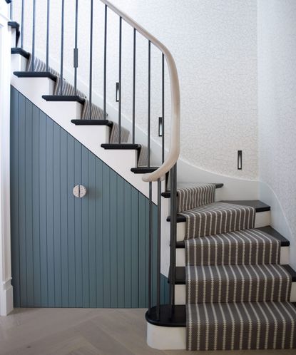 How to decorate a staircase 2