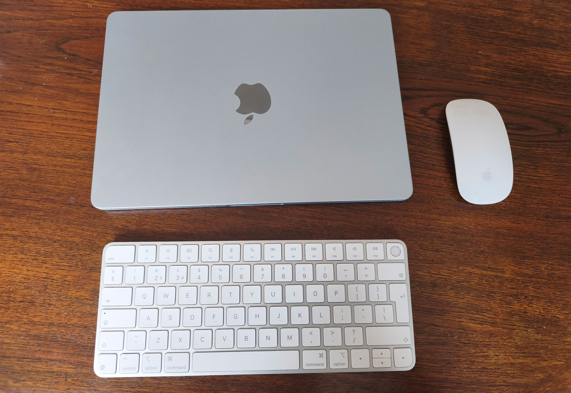 MacBook Air M5 on a table with a Magic Mouse and keyboard next to it
