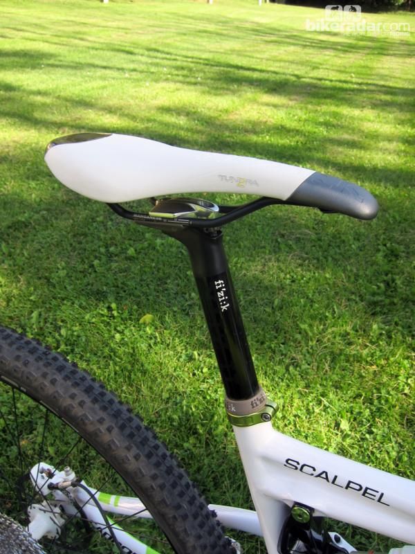 The fi'zi:k Tundra 2 saddle is very hard but well shaped so it's still comfortable on longer rides. The low-profile clamp on the matching fi'zi:k Cyrano seatpost is easy to adjust and admirably low profile.