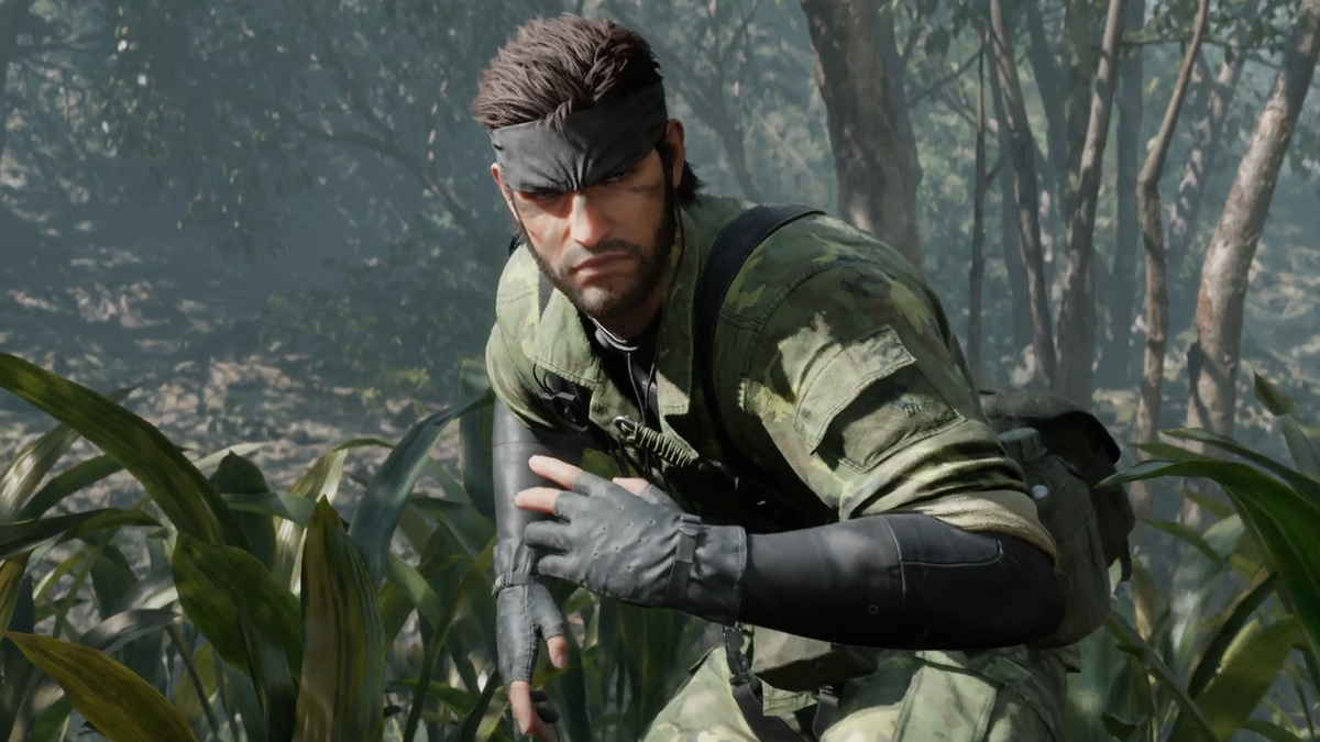 Naked Snake crouchwalks through foliage.