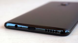 Udgangen til hovedtelefoner på OnePlus 6