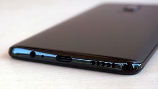 Hodetelefonutgangen på OnePlus 6