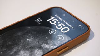 iPhone 15 écran de verrouillage lune