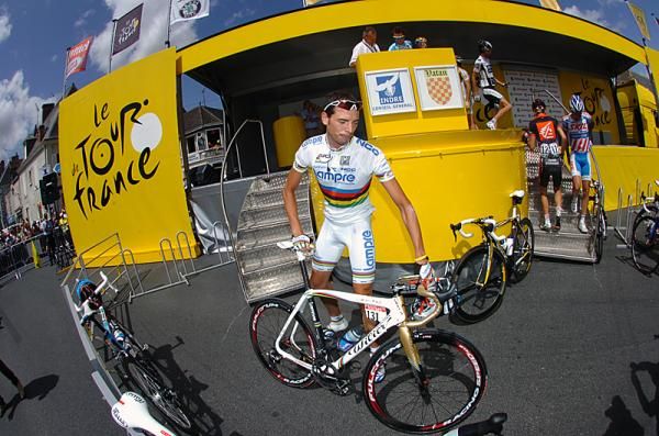 Alessandro Ballan (Lampre), the world champ, heads to the start.