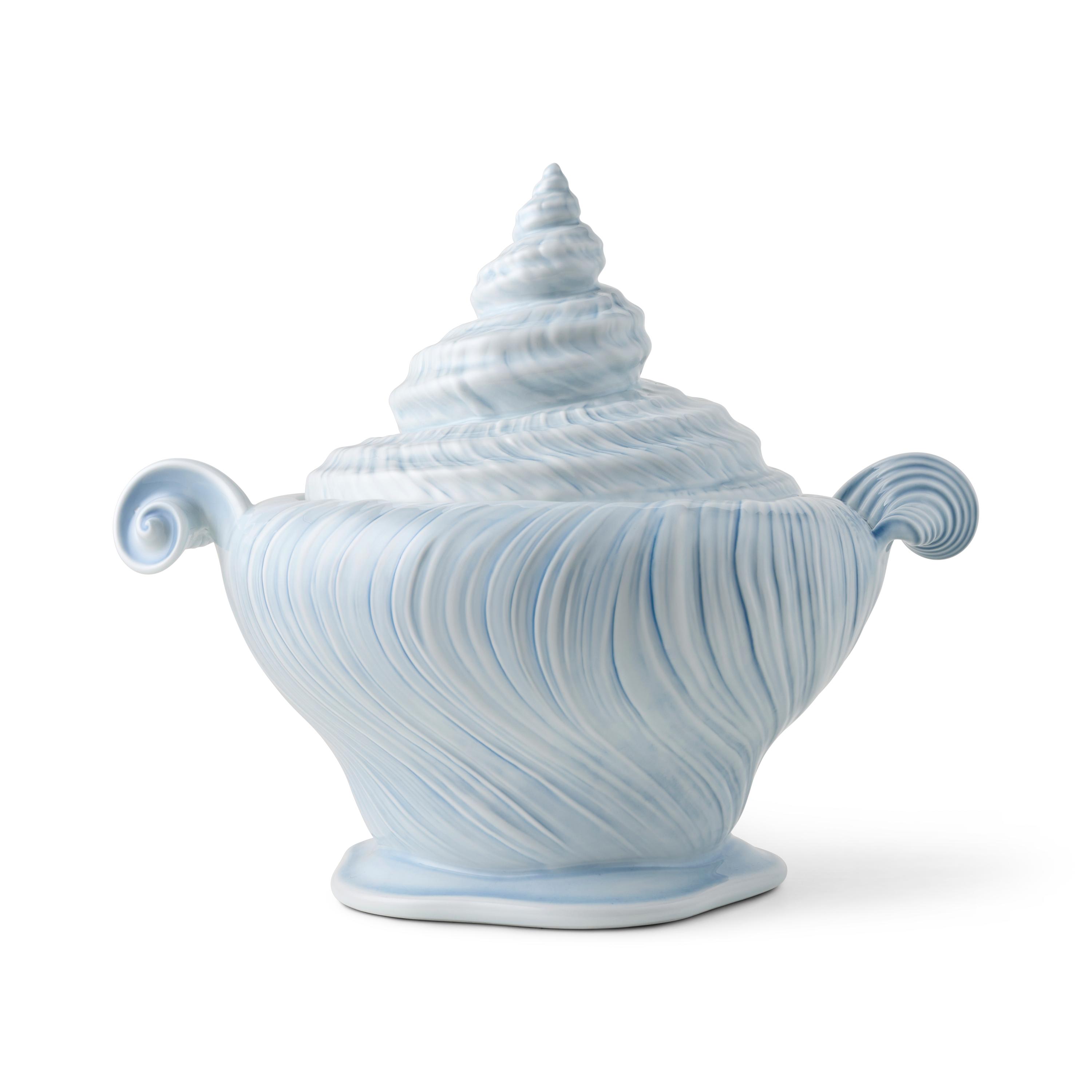Shell-shaped porcelain vessel