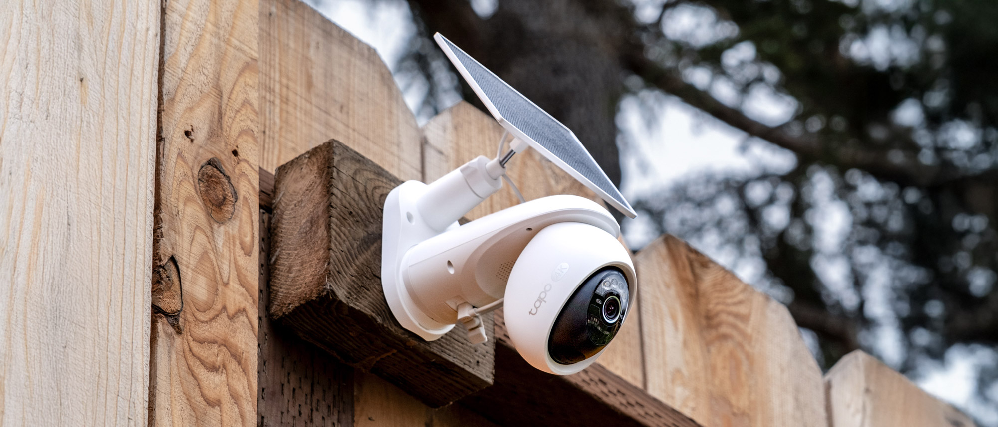 TP-Link Tapo C660 Kit mounted on a fence.