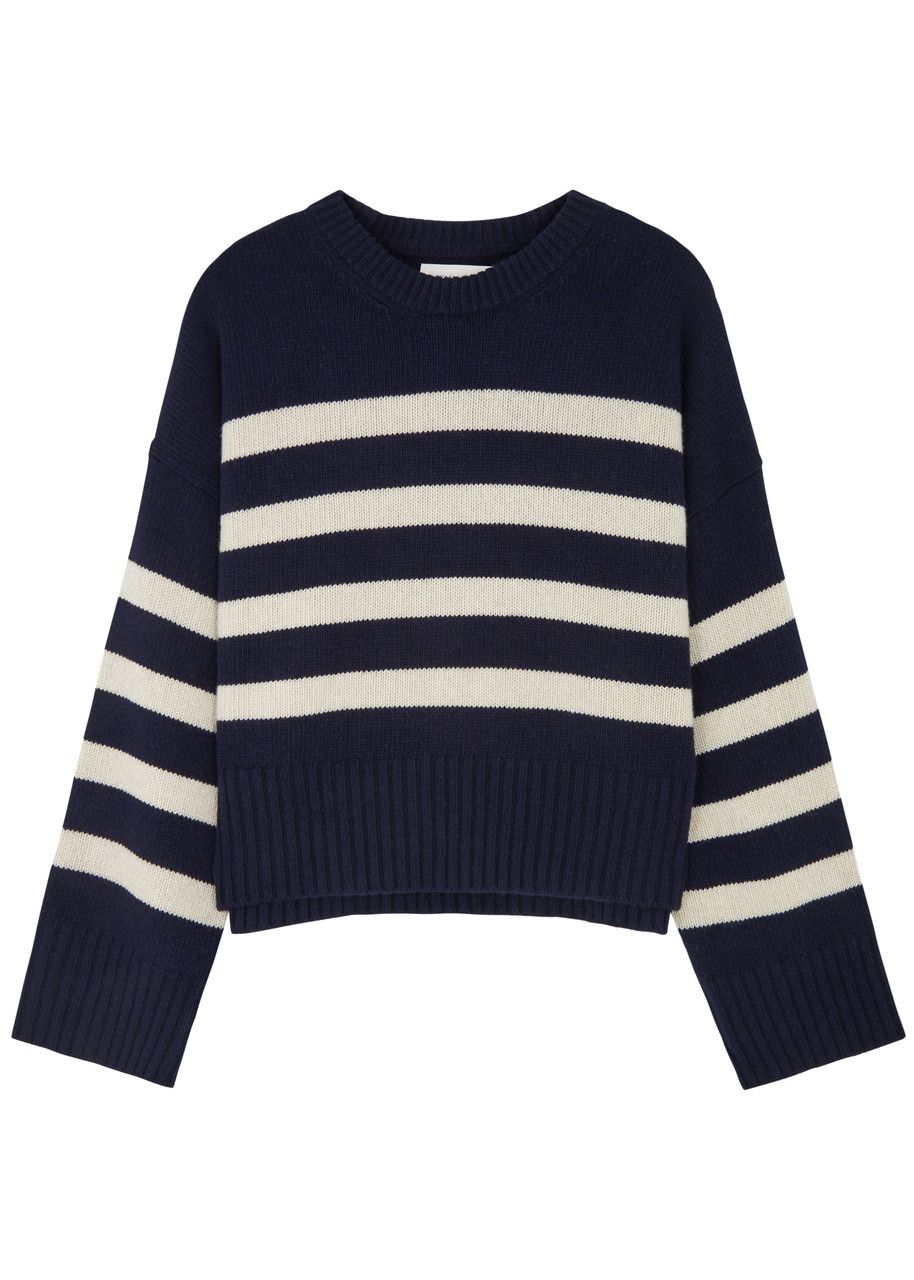 missing-image الجميع يصممون القميص الأبيض تحت صيحة البلوز