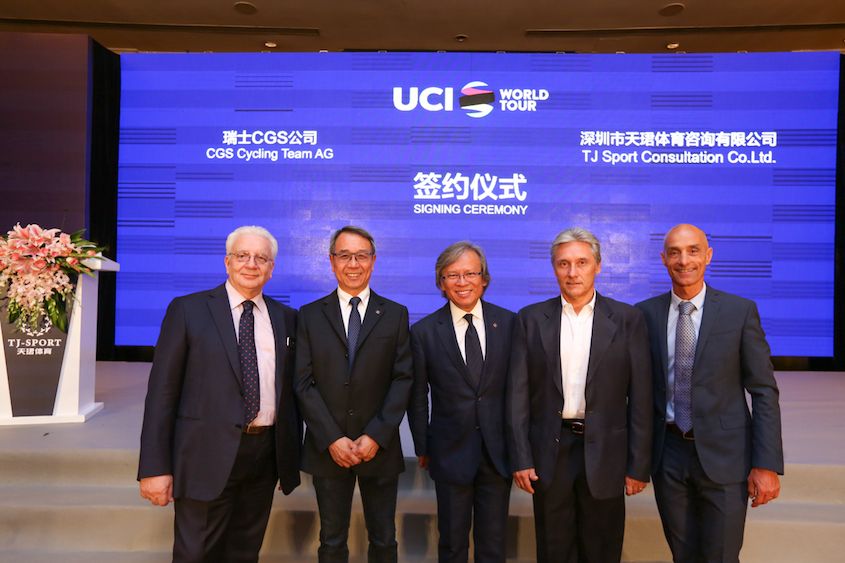 Govi, Saronni and Giannetti with representatives of the Champion System clothing brand