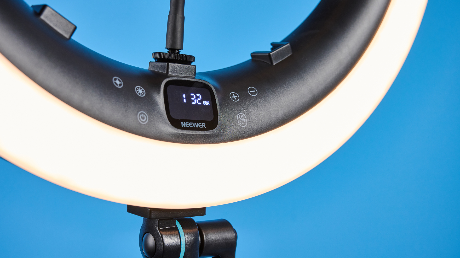 Neewer RP19H 19-inch ring light photographed in front of a blue background