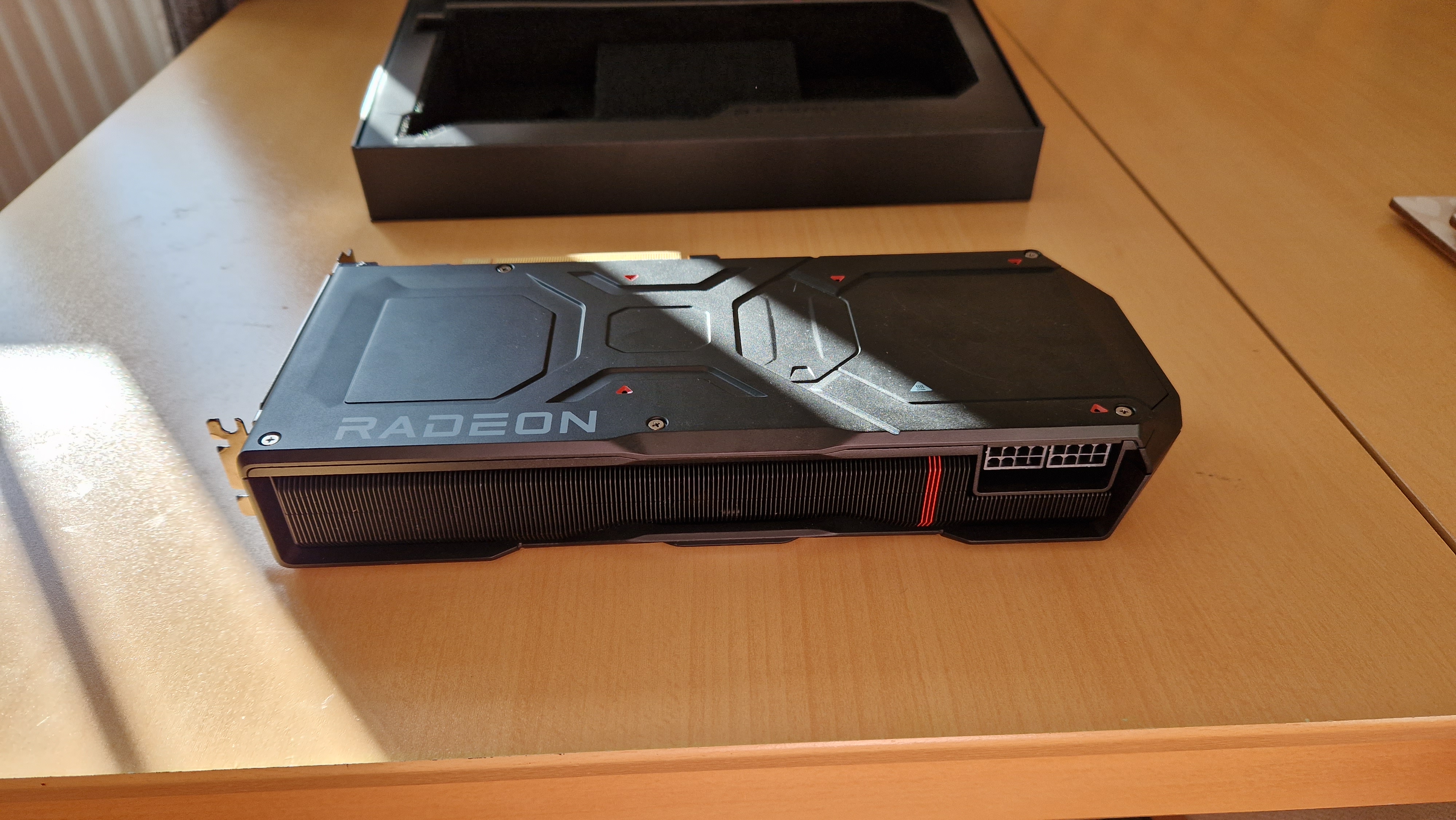 AMD Radeon RX 7900 XTX allongé sur une table d'en haut