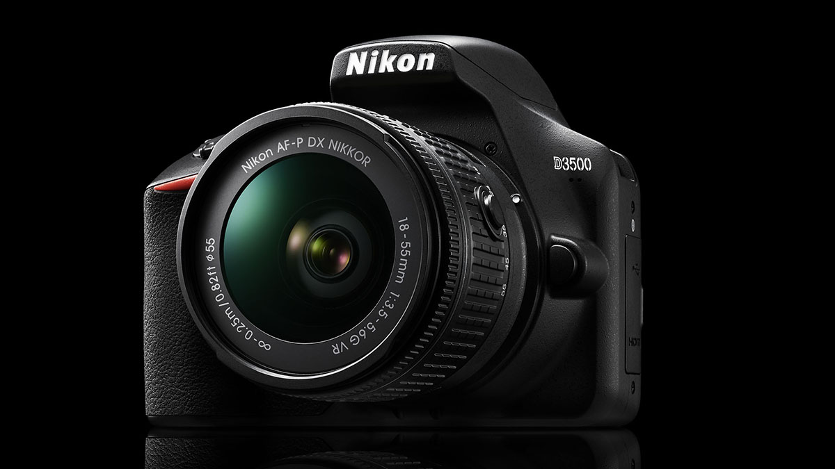 Et systemkamera av typen Nikon D3500 mot en svart bakgrunn.