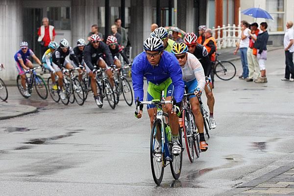 The riders his the Cauberg for the first time.