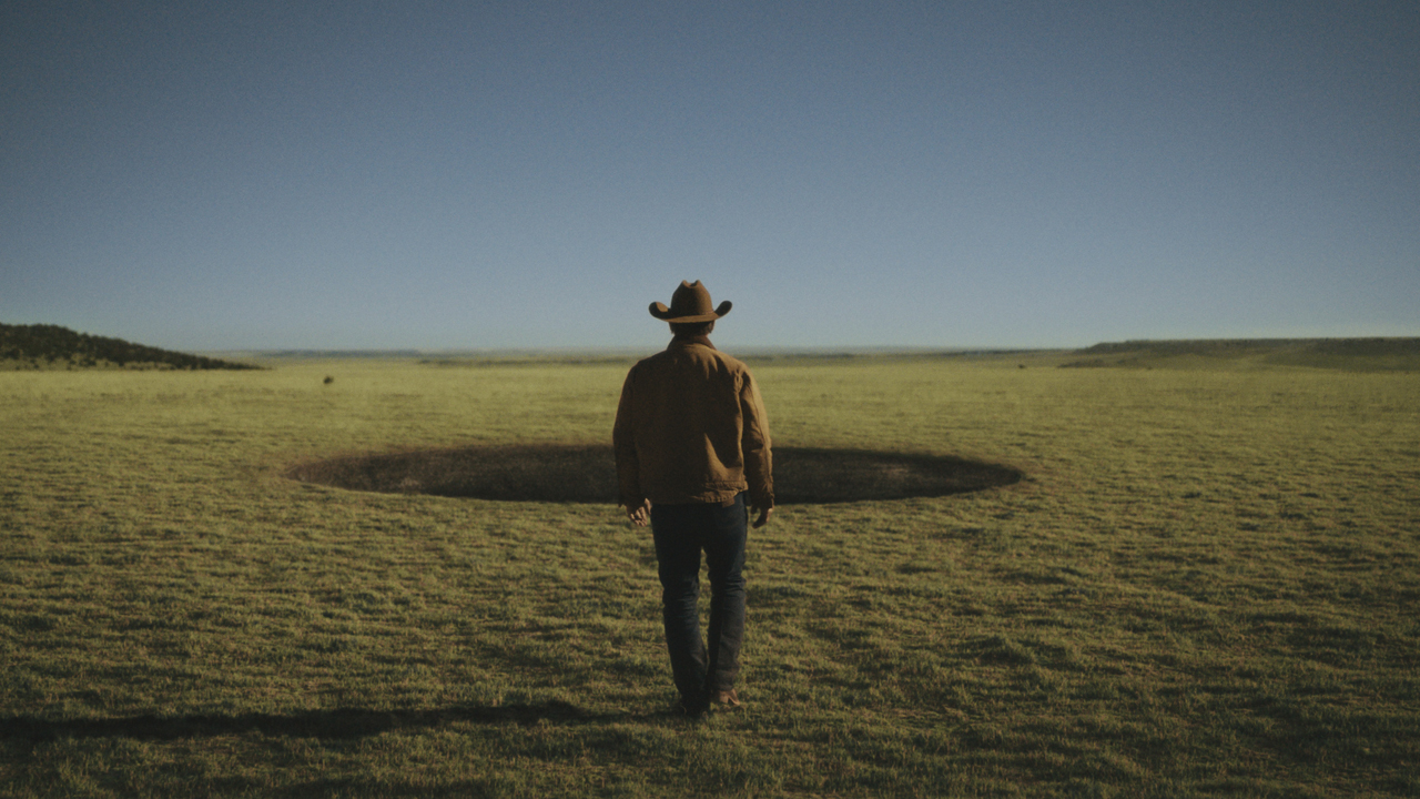 Josh Brolinin esittämä Royal Abbott kävelee kohti mysteeristä reikää Outer Range -sarjassa