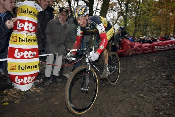 Spectators urge on Belgian champion Sven Nys (Landbouwkrediet - Colnago).