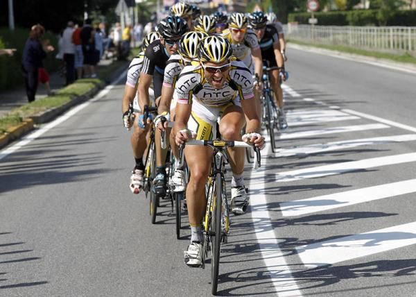 Michael Albasini (Team HTC - Columbia) drives the peloton in pursuit of the two escapees.