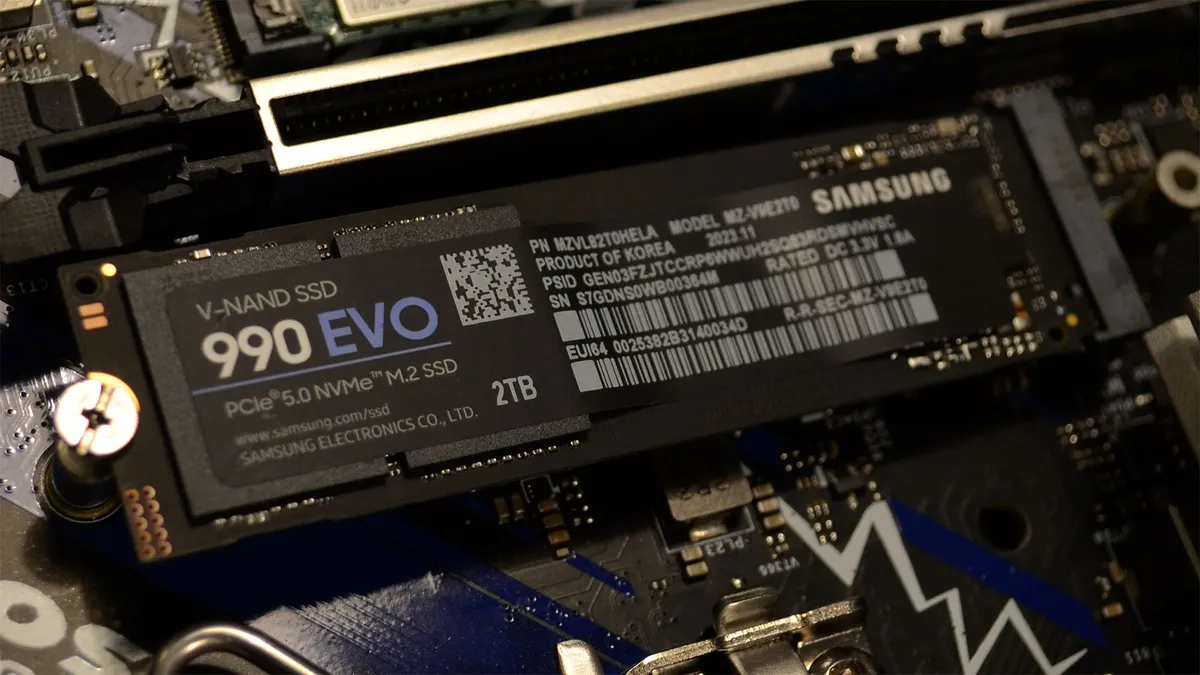 Um SSD Samsung 990 EVO encaixado em uma placa-mãe