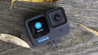 La caméra d'action GoPro Hero 10 Black posée sur un banc en bois