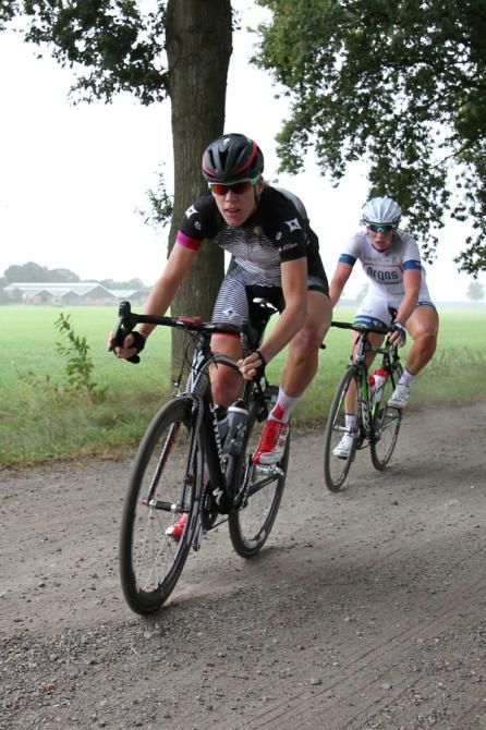 Ellen van Dijk (Specialized-lululemon) leads Kirsten Wild (Argos) on the dirt