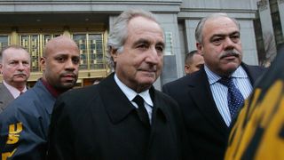 Bernie Madoff pidätettynä asianajajansa edessä dokumenttisarjassa Madoff: The Monster of Wall Street