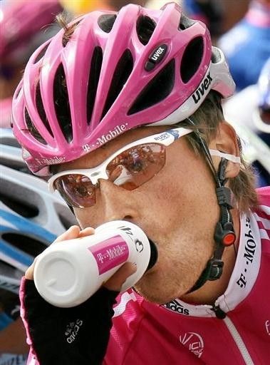 Jan Ullrich (T-Mobile) sucks down another bidon