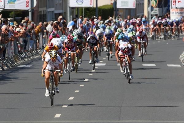 Ina-Yoko Teutenberg (Team Columbia-HTC) had a big gap as Rochelle Gilmore (Lotto Belisol) and Diana Ziliute (Safi) fought it out behind.
