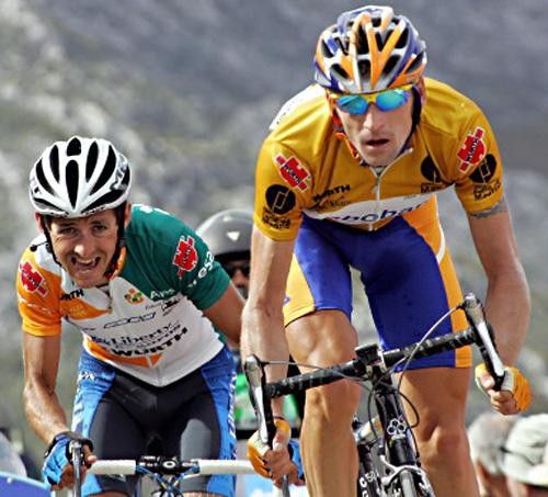 Roberto Heras (Liberty Seguroa) and Denis Menchov (Rabobank) do battle in the 14th stage, arriving at the finish together.