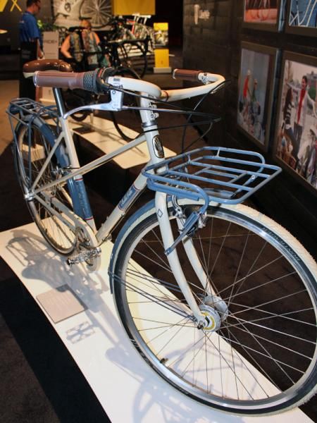 The Belleville is the most completely equipped bike in the Eco range with lights, fenders and heavy-duty racks as standard equipment.