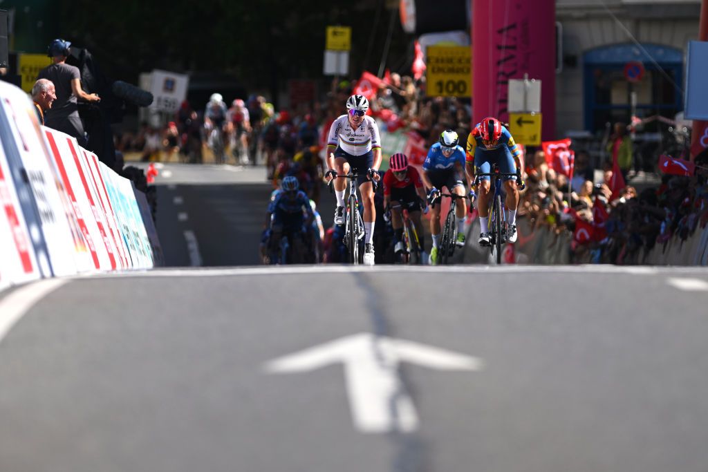 Lotte Kopecky sprints against Elisa Balsamo on stage 1 at the Tour de Romandie Féminin