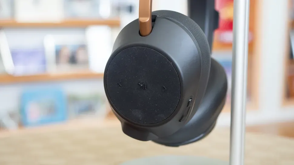 Side view of the Plantronics Backbeat Go 810