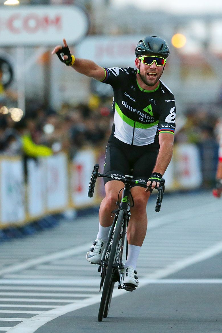 Mark Cavendish celebrates victory in Saitama.