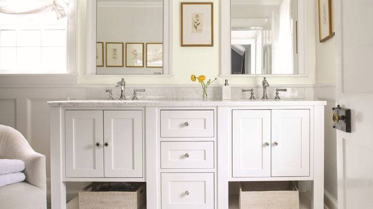 浴室的想法，增加价值-浴室与双水槽梳妆台在本杰明摩尔纸白色