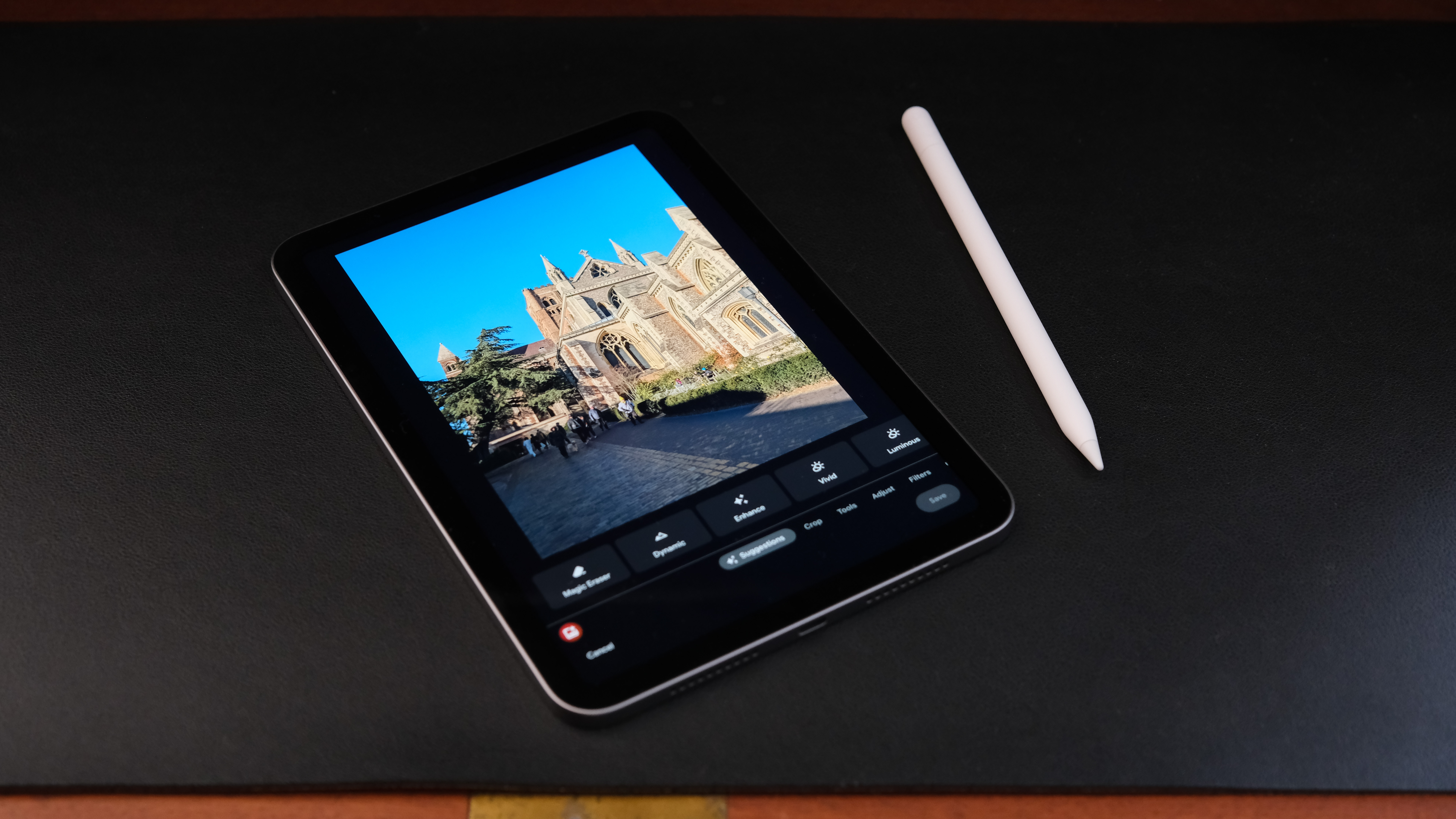 Apple iPad Mini A17 Pro (2024) tablet next to an Apple Pencil