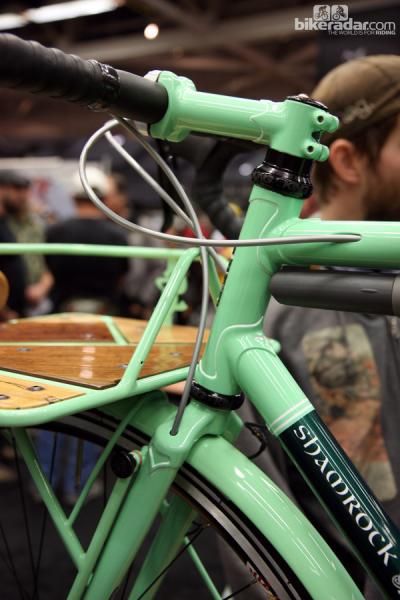 Internal routing cleans up the lines on this Shamrock Cycles city bike.