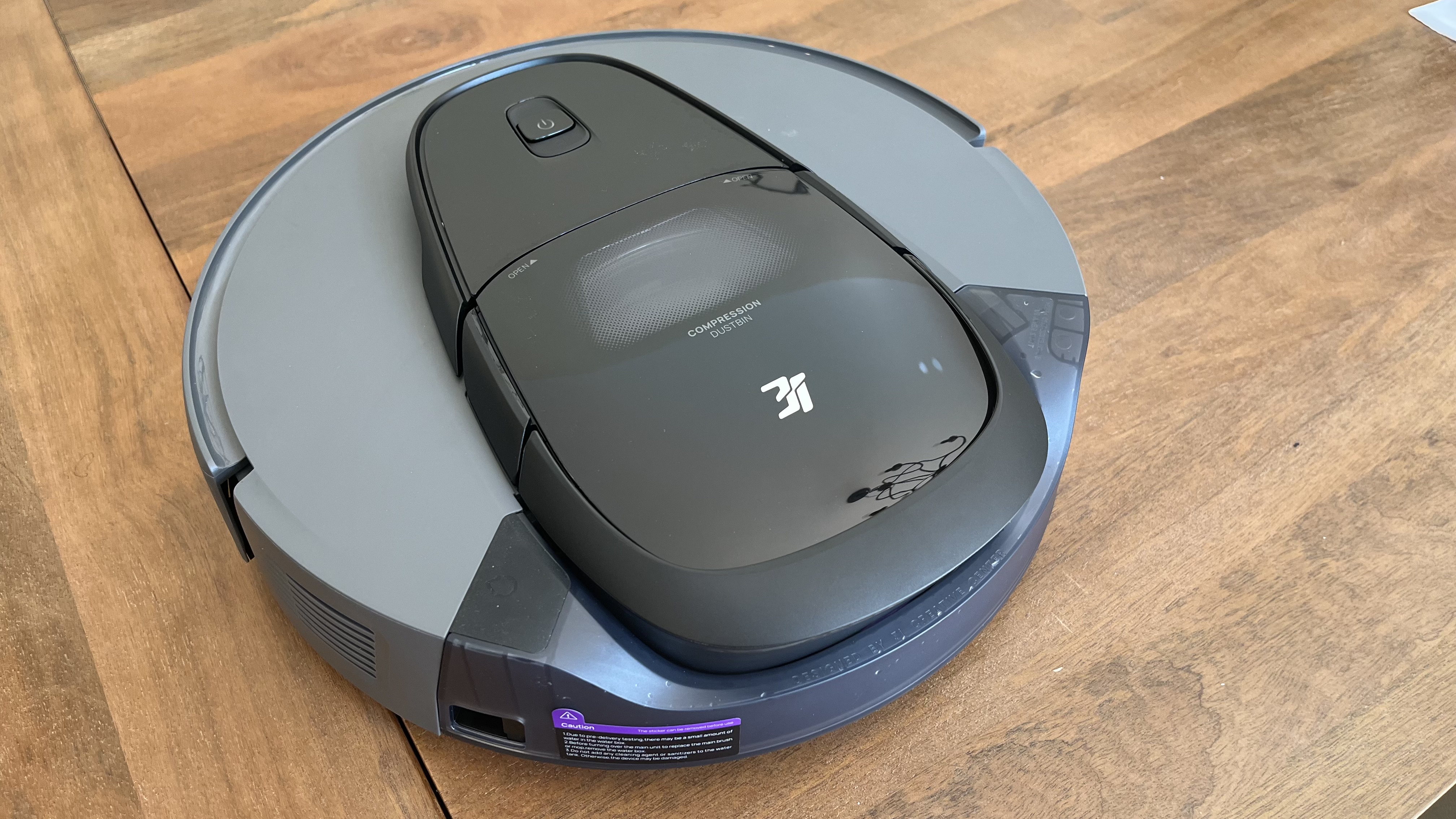 3i G10+ robot vacuum in use