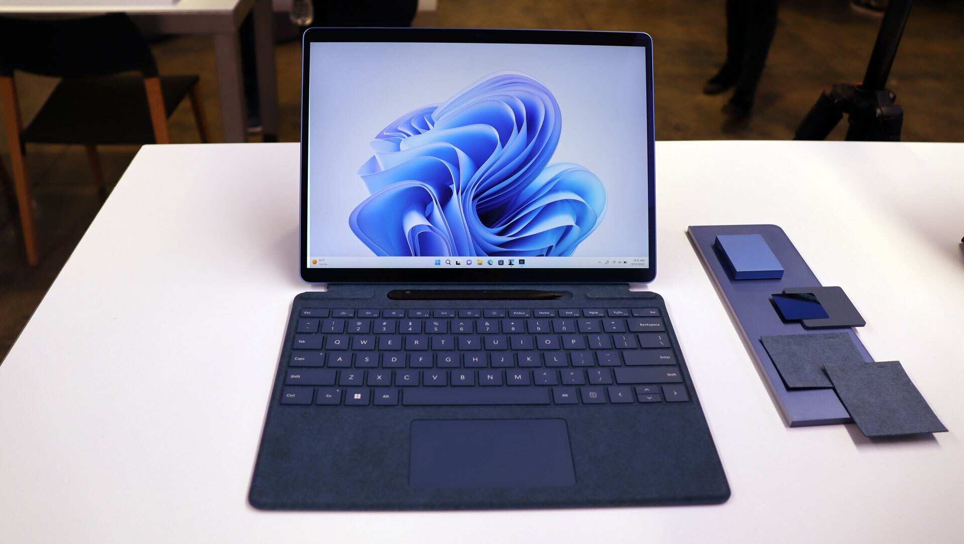 Surface Pro 9 на столе с включенным экраном и Windows 11
