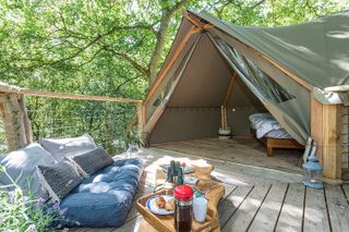 Airbnb Undercover Woodland Treehouse, West Sussex