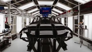 Un automóvil Tesla construido por una máquina en la fábrica de Giga