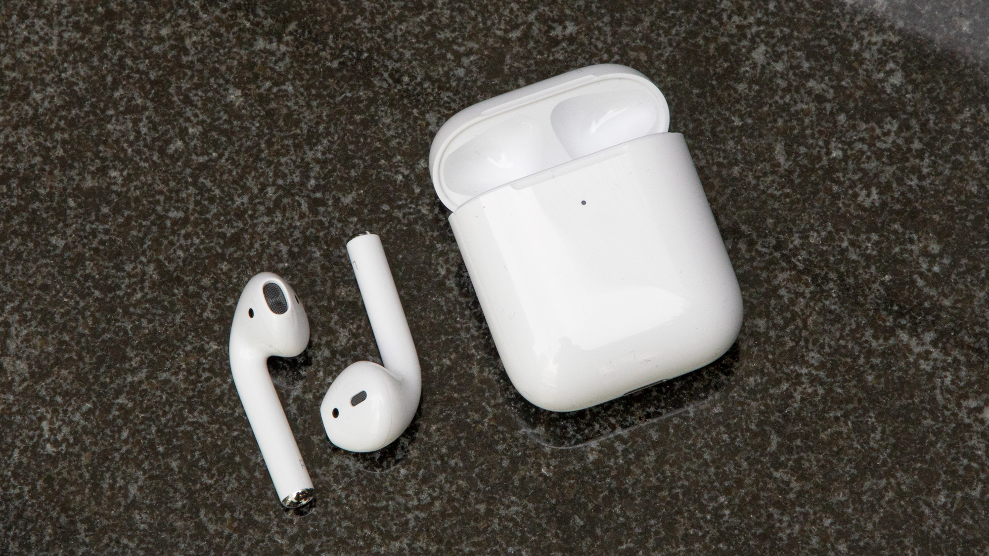 Apple AirPods 2019