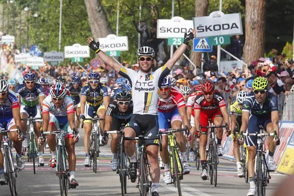 Mark Cavendish (HTC-Highroad) sprints to victory at the end of stage 10.
