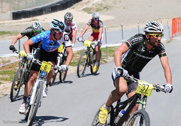Aaron Snyder (Cannondale) leads a chase group.