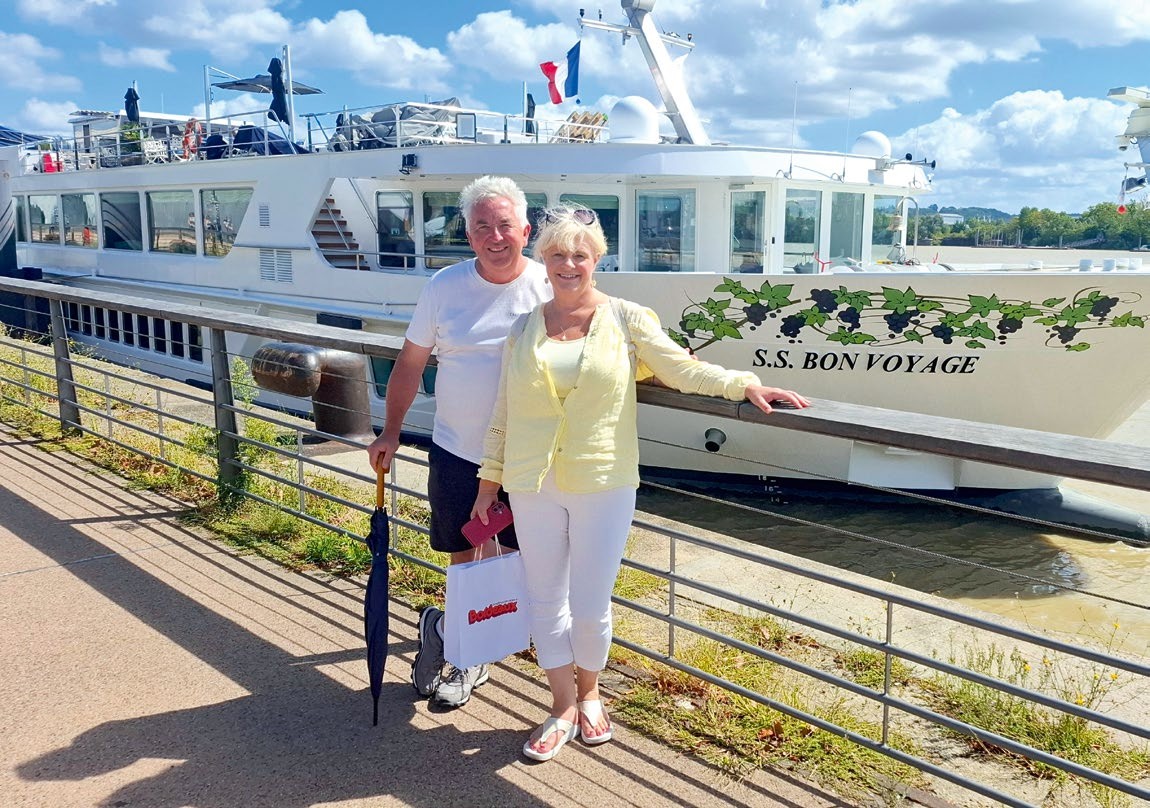 GLF322.courses.jezz_and_stella_in_front_of_boat