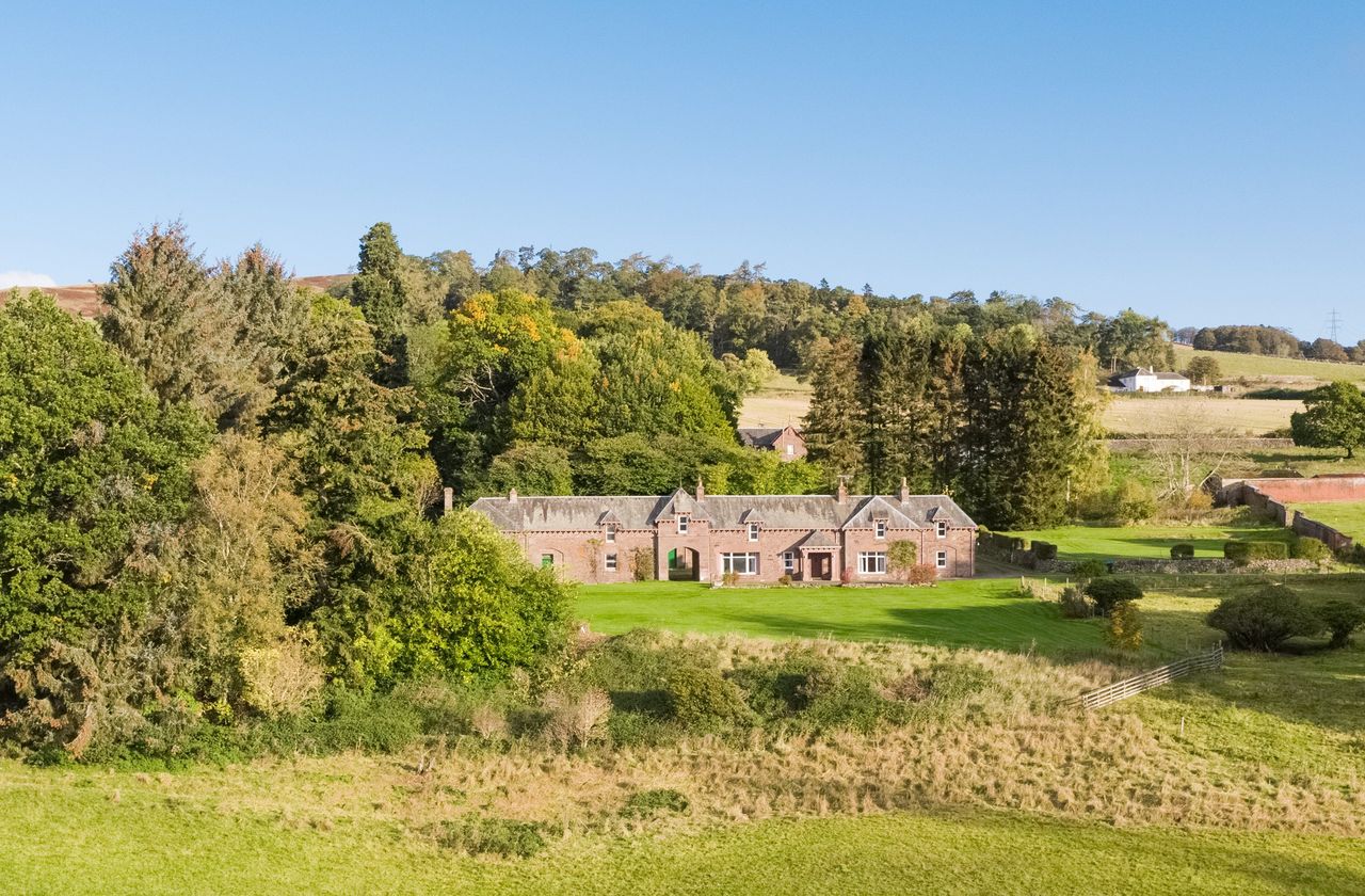 Craigeuan coach house and steading