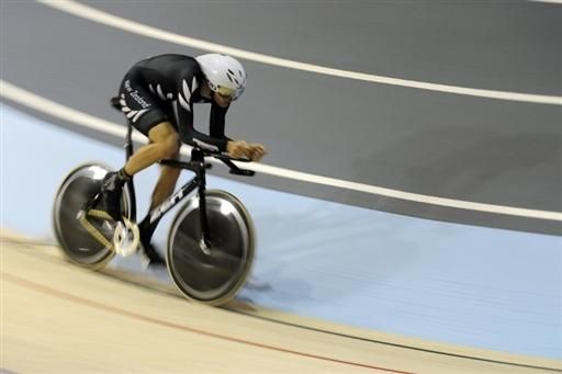 Jesse Sergent (New Zealand) cracked the 4:16 barrier to qualify fastest