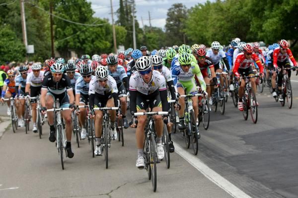 HTC-Highroad comes to the front as the race moves on to the final circuits