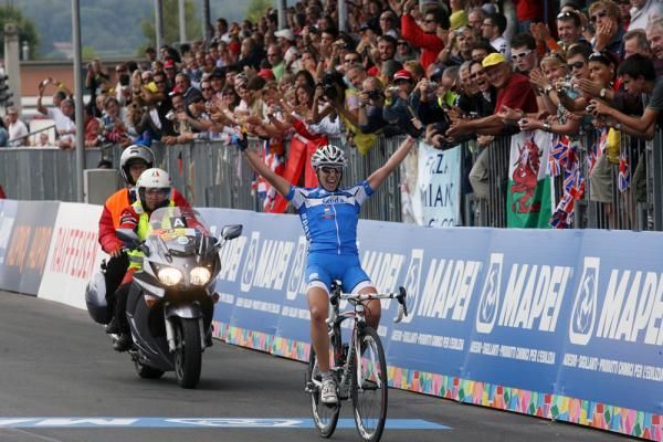 A huge crowd was on hand at the finish line in Mendrisio watch Tatiana Guderzo (Italy) claim victory.