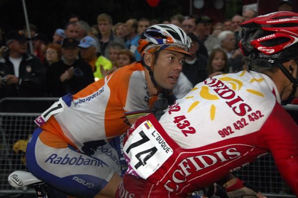 Oscar Freire (Rabobank) talks to Leonardo Duque (Cofidis) after the finish line.