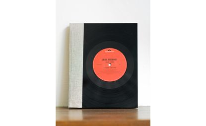 Book cover with a picture of a record indicating the collaboration between the artist and Swiss singer Stephan Eicher