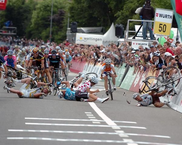 The crash on stage 4 of the Tour de Suisse