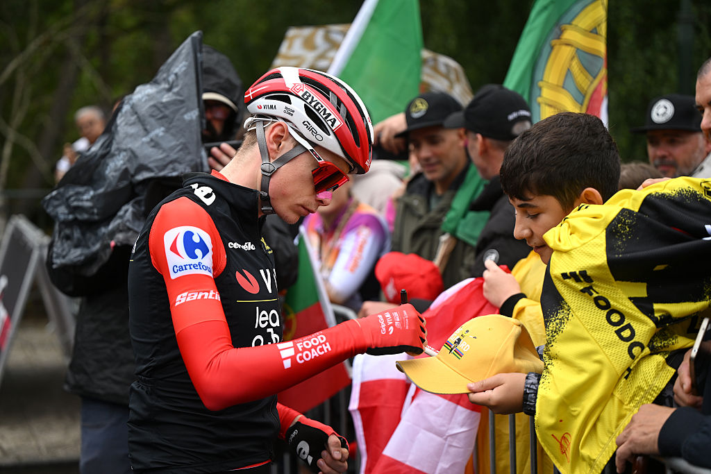 O BARCO DE VALDEORRAS, SPAIN - SEPTEMBER 10: Jonas Vingegaard of Denmark and Team Visma | Lease a Bike - Red Leader Jersey prior to the La Vuelta - 80th Tour of Spain 2025, Stage 17 a 143.2km stage from O Barco de Valdeorras to Alto de El Morredero 1755m / #UCIWT / on September 10, 2025 in Alto de O Barco de Valdeorras, Spain. (Photo by Dario Belingheri/Getty Images)