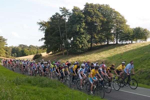 Lance Armstrong leads 1,000+ riders through Dublin, Ireland's Phoenix Park.